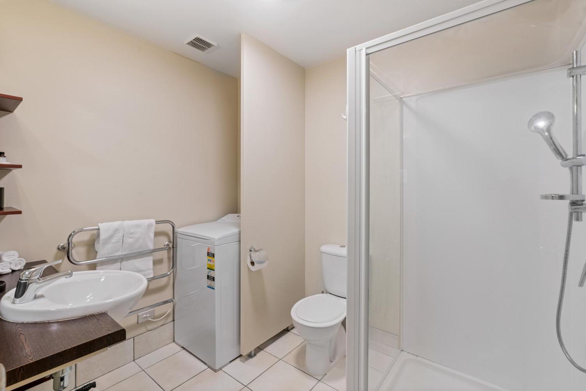 2-Bedroom Apartment With Lake & Mountain View - Beechwood 퀸즈타운 외부 사진