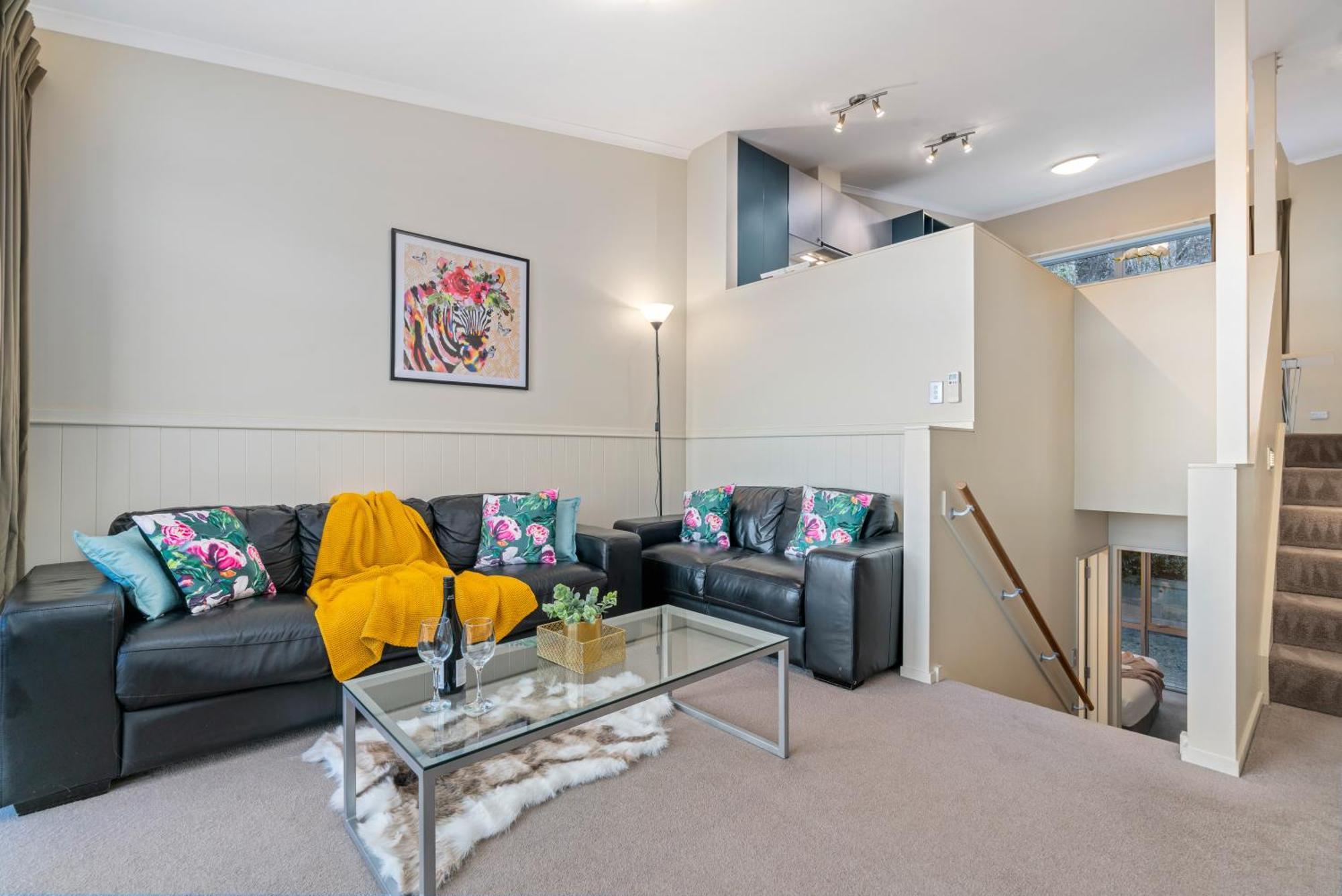 2-Bedroom Apartment With Lake & Mountain View - Beechwood 퀸즈타운 외부 사진