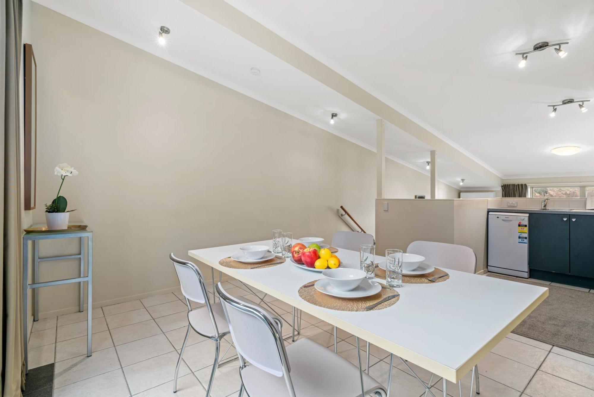 2-Bedroom Apartment With Lake & Mountain View - Beechwood 퀸즈타운 외부 사진