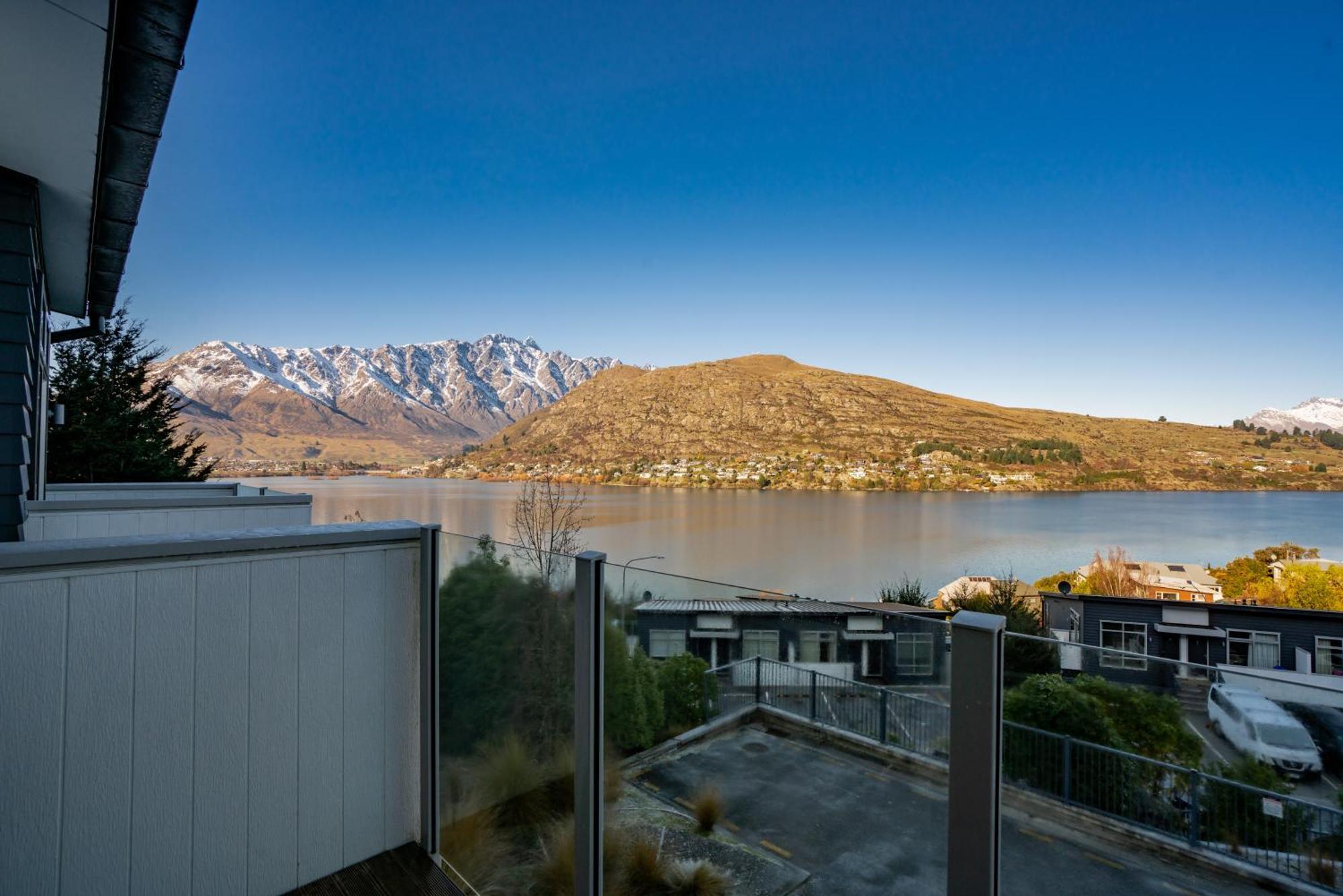 2-Bedroom Apartment With Lake & Mountain View - Beechwood 퀸즈타운 외부 사진