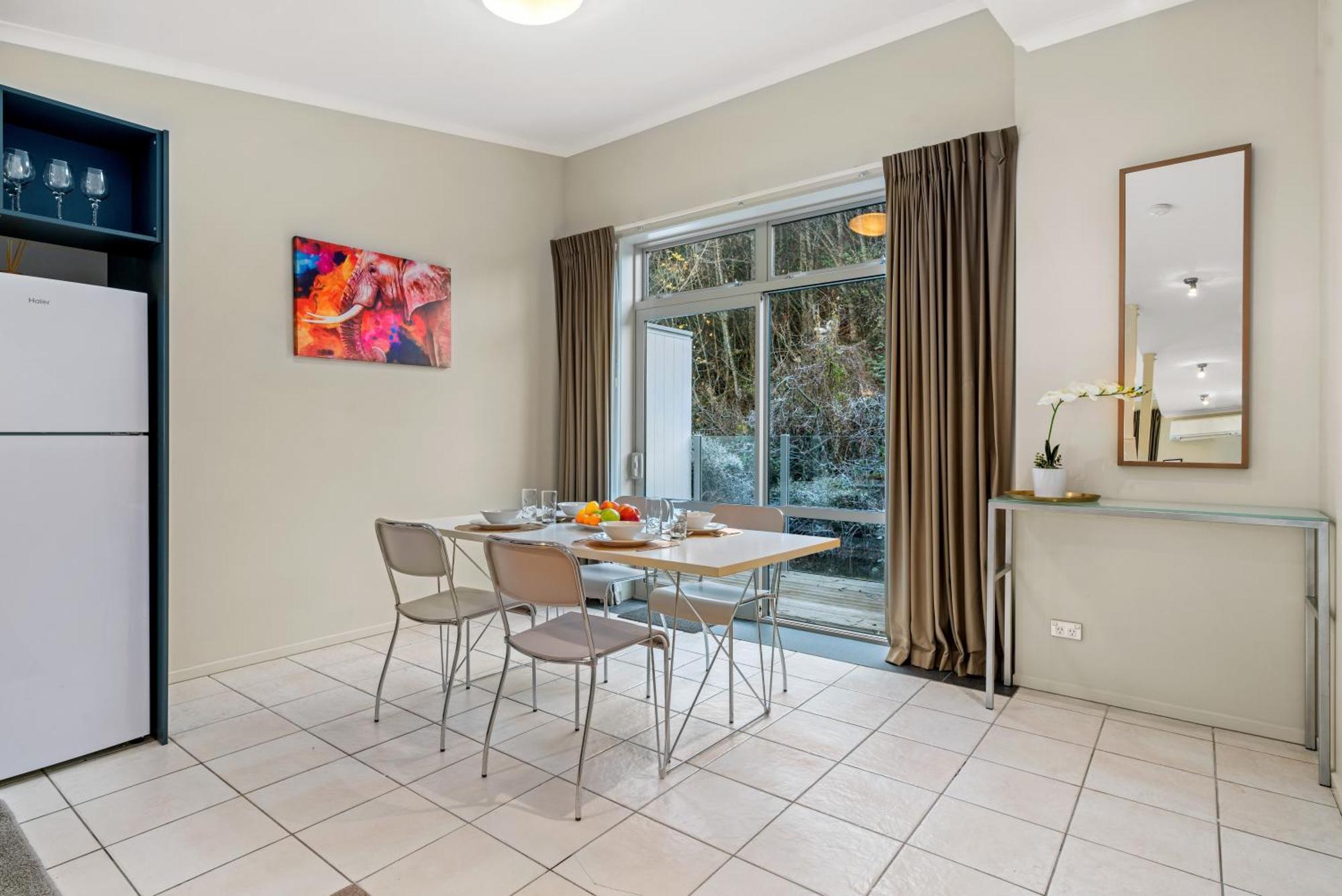 2-Bedroom Apartment With Lake & Mountain View - Beechwood 퀸즈타운 외부 사진